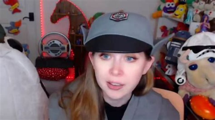 Jenny Nicholson (YouTuber) Age, Bio, Wiki, Porg, Boyfriend, and Net Worth