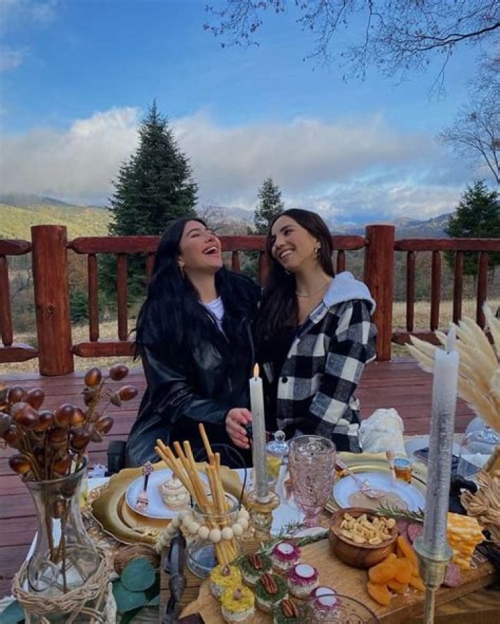 Sara Hesri : Bio, Net Worth, Age, Height, Boyfriend, Career