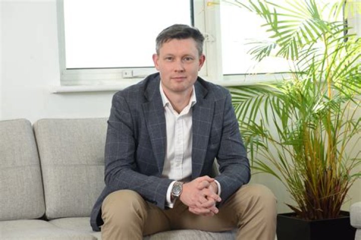 Who Are Max Holloway Parents? Meet Mark Holloway And Missy Kapoi