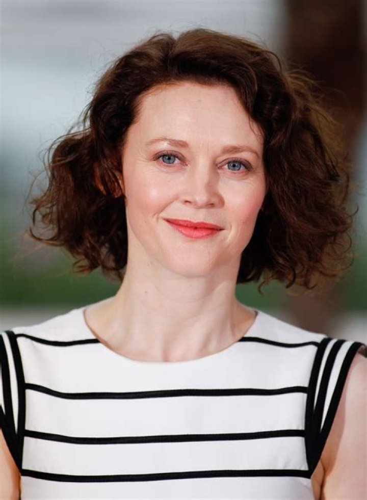 Wiki, Net Worth, Height, Husband And Career Of Simone Kirby